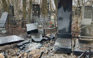 Под Киевом от обстрела оккупантов пострадало кладбище: фото