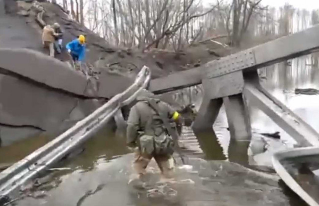 Под Черниговом люди убегают от оккупантов через разрушенный мост: видео