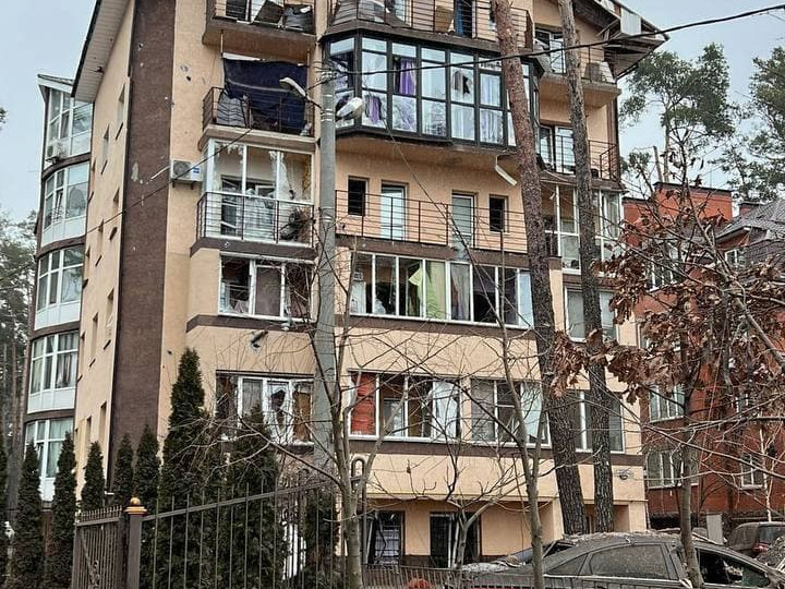 В Ирпене войска РФ нанесли ракетный удар по многоэтажному дому — СМИ