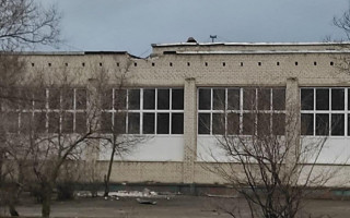 В Северодонецке вражеский снаряд попал в спортивный зал школы, где прятались люди