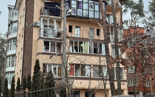 В Ирпене войска РФ нанесли ракетный удар по многоэтажному дому — СМИ