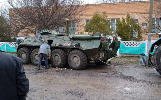 В хозяйстве сгодится: под Николаевом местные укатили вражеский БТР на тракторе, фото