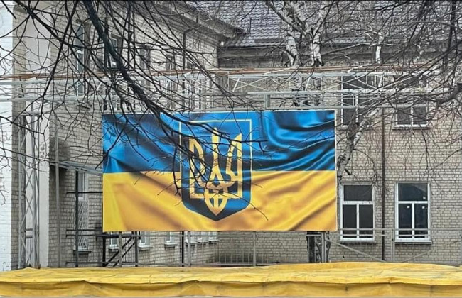 В Луганской области жители спели гимн Украины перед танками оккупантов: ВИДЕО