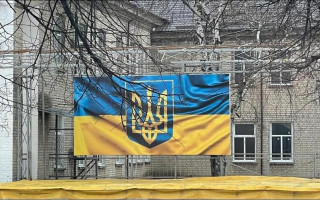 В Луганской области жители спели гимн Украины перед танками оккупантов: ВИДЕО