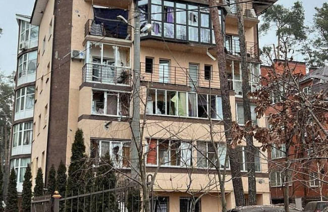 В Ирпене войска РФ нанесли ракетный удар по многоэтажному дому — СМИ