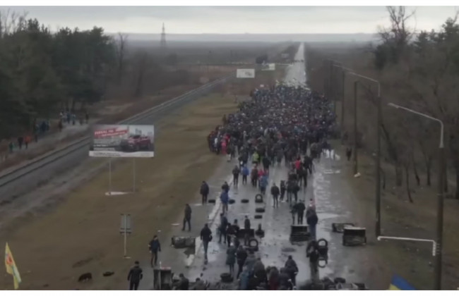 Защищают АЭС: жители Энергодара «развернули» колонну оккупантов, видео