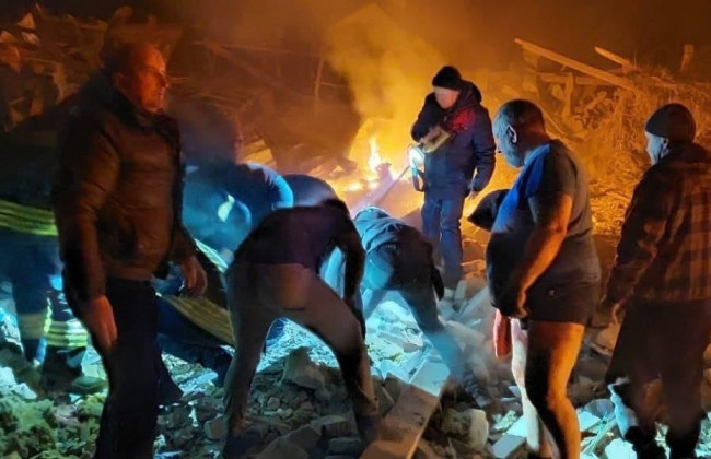 На жилой дом в Житомире сбросили авиабомбы: есть погибшие и пострадавшие, фото