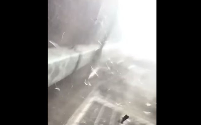 Самолет РФ бросил бомбу в здание, где находились волонтеры: видео момента взрыва