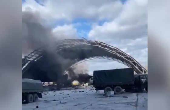 «Враг попал в ад»: появилось первое видео из аэропорта Гостомеля, где оккупанты уничтожили «Мрию»