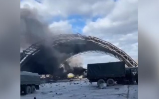«Враг попал в ад»: появилось первое видео из аэропорта Гостомеля, где оккупанты уничтожили «Мрию»