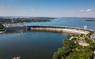 В Запорожье полностью перекрыли движение транспорта через дамбу Днепрогэса