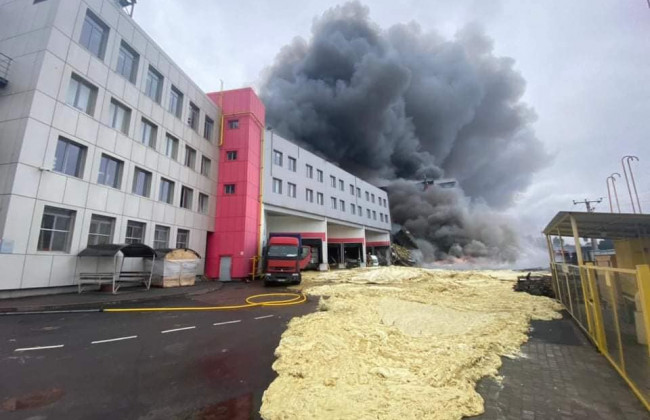 Под Киевом вражеский снаряд попал в склад с монтажной пеной: вспыхнул пожар