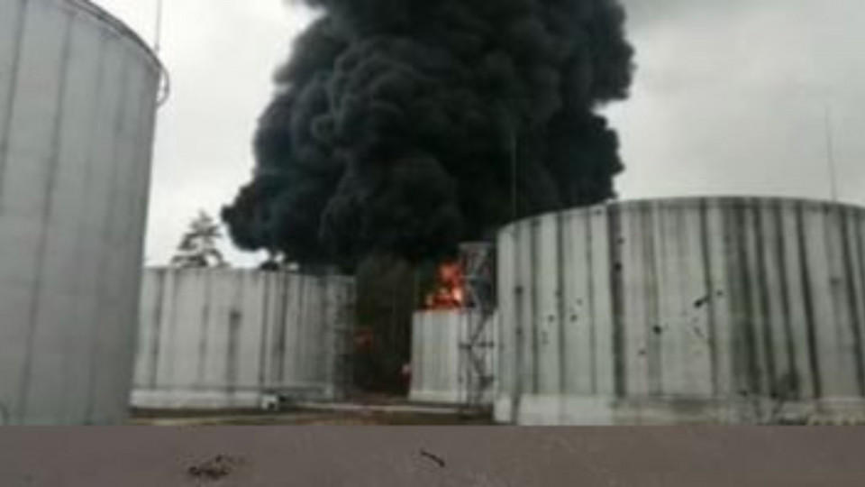 В Чернигове снаряд попал в нефтебазу: вспыхнул пожар, видео