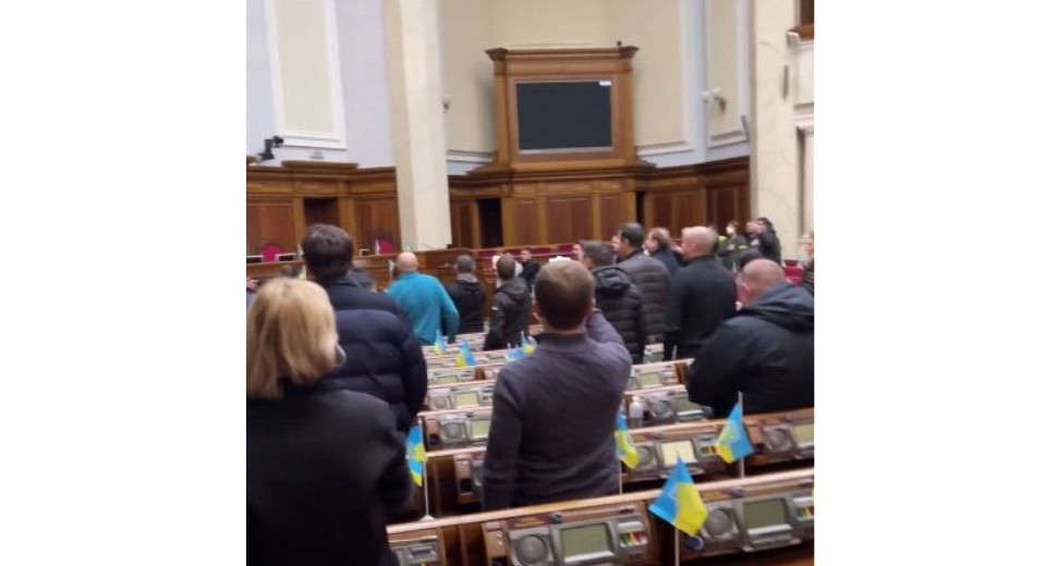Депутати Верховної Ради заспівали гімн України під час засідання 3 березня, відео