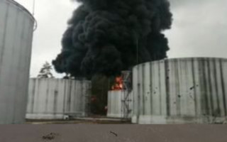 В Чернигове снаряд попал в нефтебазу: вспыхнул пожар, видео