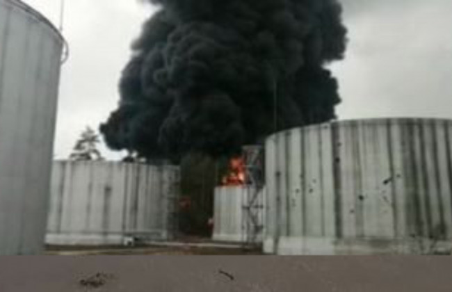 В Чернигове снаряд попал в нефтебазу: вспыхнул пожар, видео