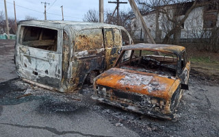 Сожженные автомобили, следы от снарядов: как выглядит село под Николаевом после боев, фото