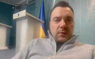 «Жопу в горсть, собрались, и все дружно воюем»: Арестович записал странный блог из Офиса Президента, видео