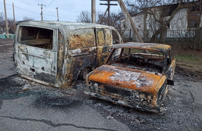 Сожженные автомобили, следы от снарядов: как выглядит село под Николаевом после боев, фото