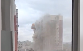 Оккупанты обстреляли многоэтажку в Гостомеле: ВИДЕО