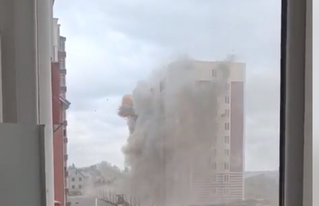 Оккупанты обстреляли многоэтажку в Гостомеле: ВИДЕО