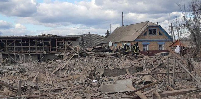 В Бородянке под завалами могут находиться около 100 человек, — ГСЧС