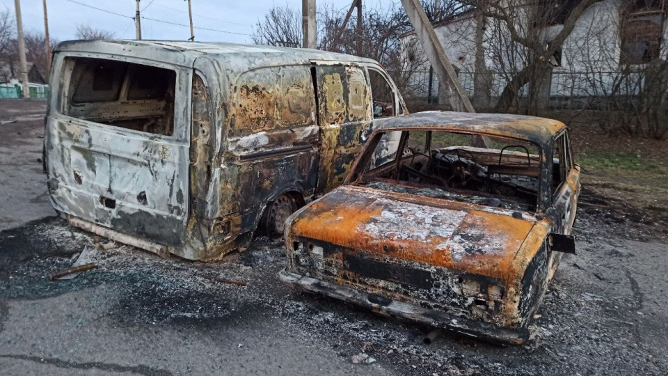 Сожженные автомобили, следы от снарядов: как выглядит село под Николаевом после боев, фото