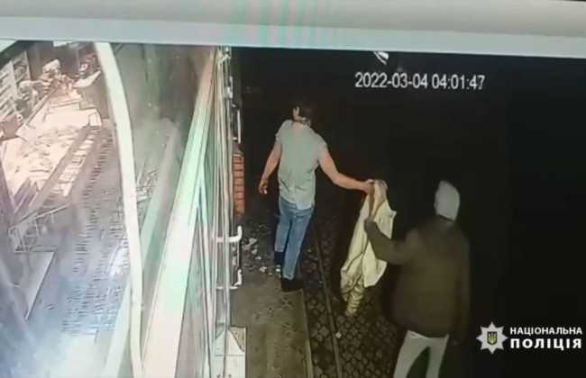 В Луцке мародеры разбили камнями стекло в магазине и пытались украсть товар: видео