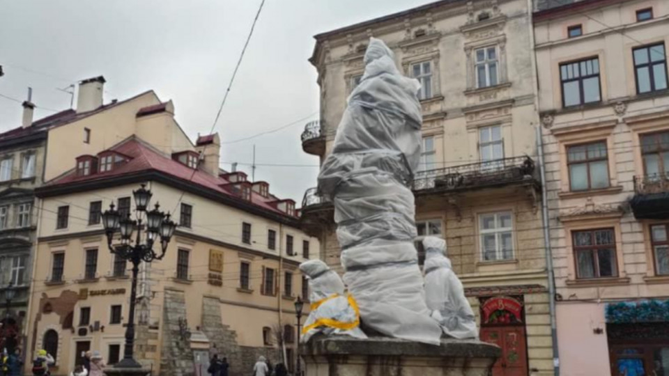 Во Львове памятники готовят к возможной бомбардировке: фото
