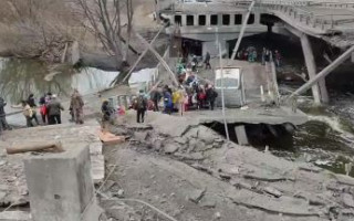 Жители Ирпеня бегут из города по взорванному мосту: фото, видео
