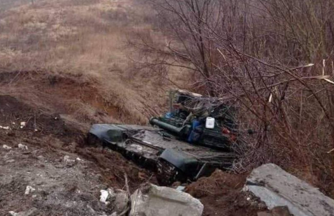 Танк оккупантов застрял в канаве и был брошен