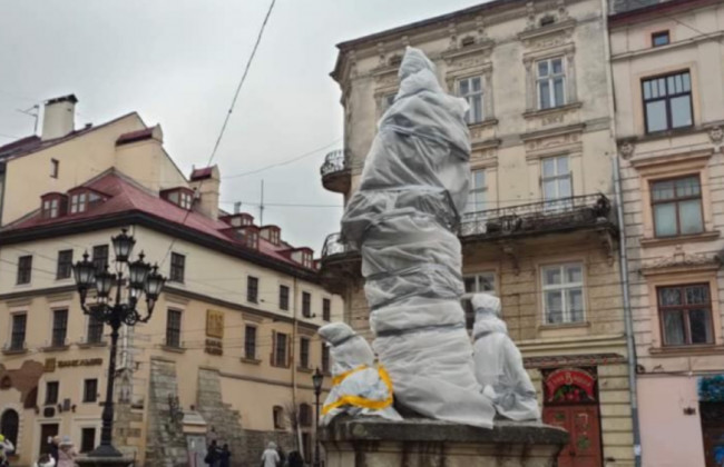 Во Львове памятники готовят к возможной бомбардировке: фото