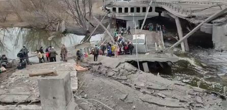 Жители Ирпеня бегут из города по взорванному мосту: фото, видео