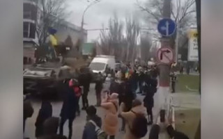 Херсонский полицейский на ходу заскочил с украинским флагом на вражеский БТР, который «убегал» из города