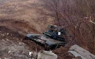 Танк оккупантов застрял в канаве и был брошен