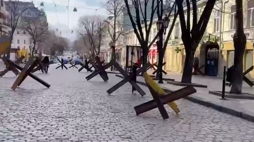 В Одессе на Дерибасовской появились противотанковые ежи, видео