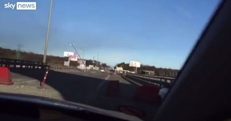 Журналисты попали под страшный обстрел на блокпосту, ВИДЕО