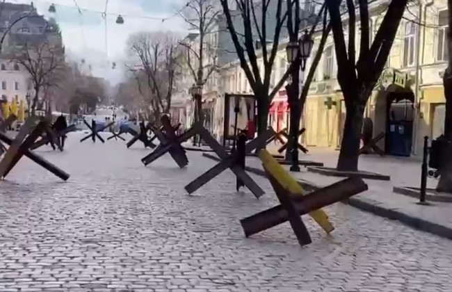 В Одессе на Дерибасовской появились противотанковые ежи, видео