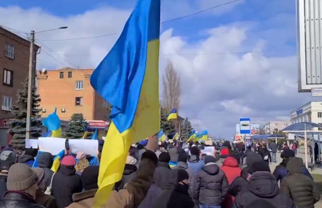 В Новой Каховке начался многотысячный митинг против оккупантов: видео