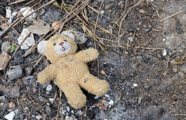 Украинцев призывают не поднимать детские игрушки с земли: это может быть взрывчатка