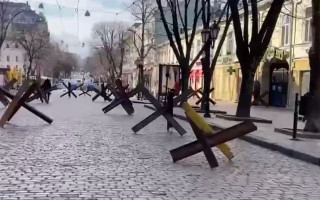 В Одессе на Дерибасовской появились противотанковые ежи, видео