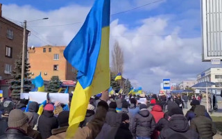 В Новой Каховке начался многотысячный митинг против оккупантов: видео