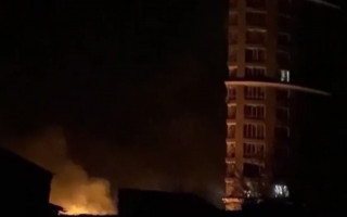 В Харькове в результате авиаудара загорелась областная прокуратура, видео