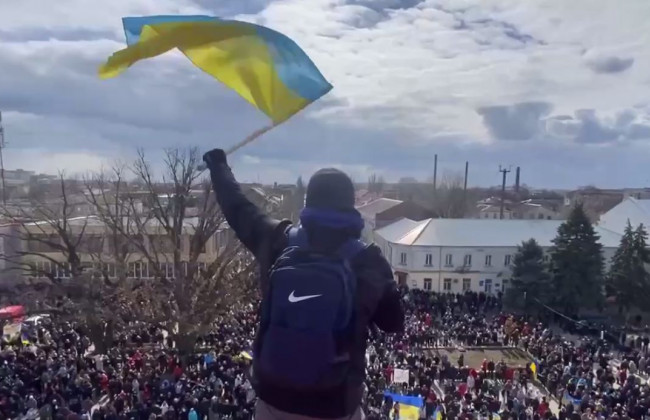 Новая Каховка пишет историю: сотни людей вышли на улицы с украинскими флагами, видео