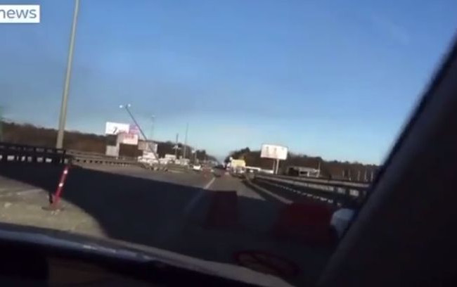 Журналисты попали под страшный обстрел на блокпосту, ВИДЕО