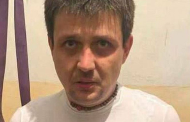 Мужчина переоделся в женщину, чтобы сбежать заграницу: фото