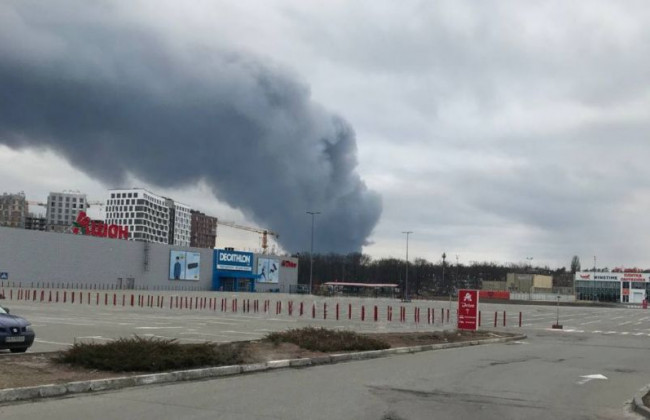 В Киеве произошел масштабный пожар в районе ТРЦ Лавина