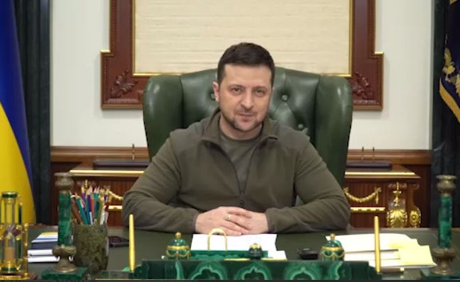 «Я остаюсь в Киеве. На Банковой. Не прячась»: Зеленский записал очередное видео