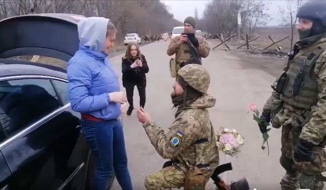 Сделать предложение на войне: как боец ВСУ удивил свою девушку, видео