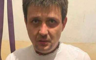 Мужчина переоделся в женщину, чтобы сбежать заграницу: фото